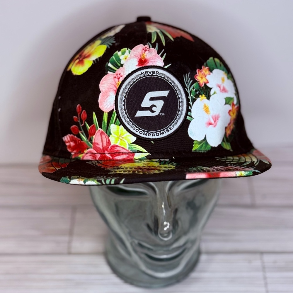 Floral Snap On snap back hat. Hawaiian flowers 🌺